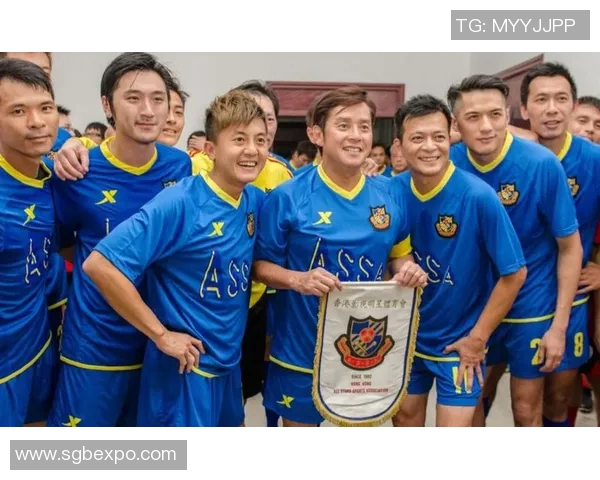 香港足球明星队齐聚一堂合影留念展现团结与拼搏精神